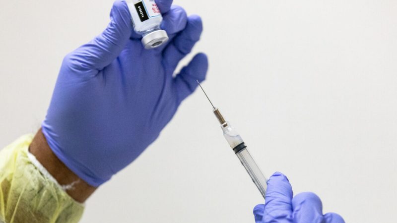 Медицинский волонтёр готовит вакцинацию против коронавируса Moderna для пациента в бесплатной клинике Lestonnac в Ориндж, штат Калифорния, 9 марта 2021 г. (John Fredricks / The Epoch Times) | Epoch Times Россия