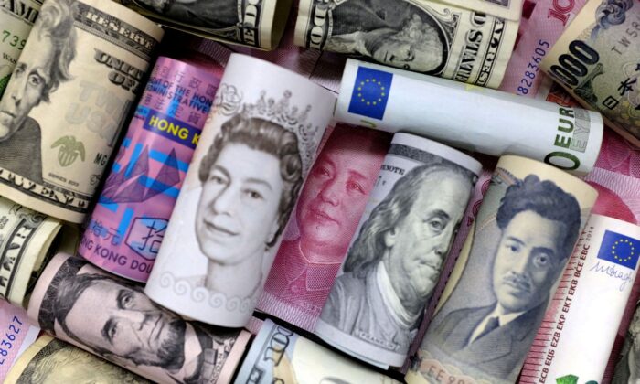 Банкноты евро, гонконгский доллар, доллар США, японская иена, фунт стерлингов и китайские банкноты 100 юаней, 21 января 2016 г. (Jason Lee/Illustration/Reuters) | Epoch Times Россия