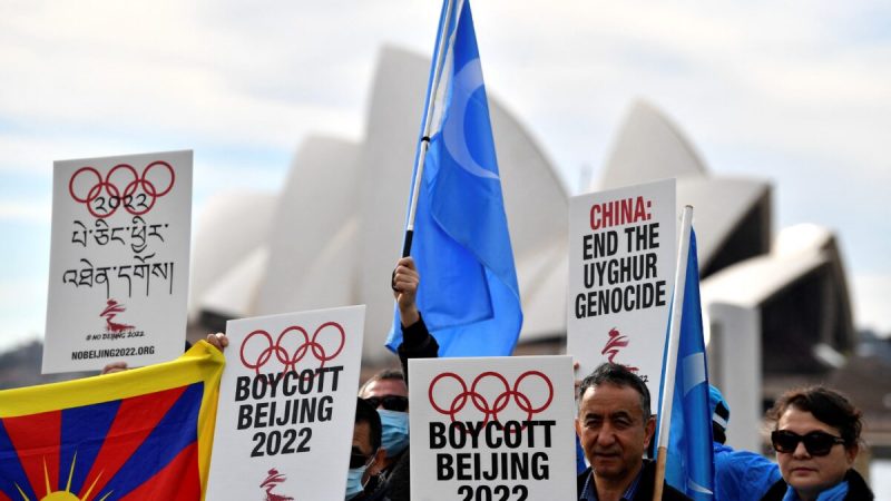 Протестующие держат плакаты и транспаранты во время демонстрации с призывом к правительству Австралии бойкотировать зимние Олимпийские игры 2022 года в Пекине из-за нарушений прав человека в Китае, Сидней, Австралия, 23 июня 2021 года.  Saeed Khan/AFP via Getty Images | Epoch Times Россия