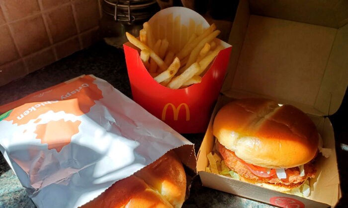 Хрустящие сэндвичи с курицей и картофель фри McDonald's на фотографии в Нью-Йорке 30 марта 2021 года. (Hilary Russ/Reuters) | Epoch Times Россия