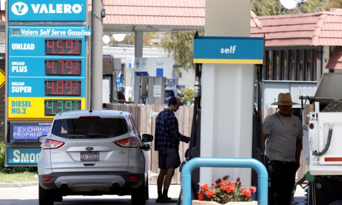 Покупатель готовится залить бензин в свою машину на станции Валеро в Милл-Вэлли, Калифорния, 12 июля 2021 г. (Justin Sullivan/Getty Images) | Epoch Times Россия