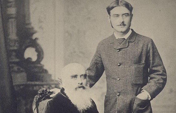 Можем ли мы прислушаться к советам старших? Редьярд Киплинг (справа) со своим отцом, Джоном Локвудом Киплингом, около 1890 года. (PD-US)
 | Epoch Times Россия