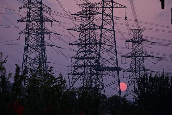 Башня электростанции в Пекине. Масштабные отключения электроэнергии в Китае вынудили производственные компании, финансируемые из-за рубежа, приостановить работу и производство, что оказывает прямое влияние на глобальную цепочку поставок. (LEO RAMIREZ/AFP via Getty Images)  | Epoch Times Россия