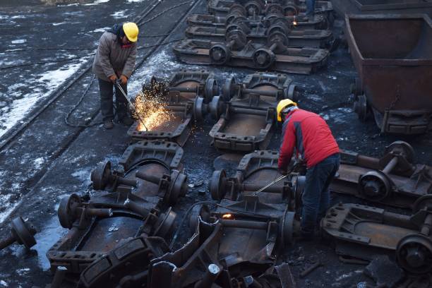 Рабочие угольной шахты Датай в Ментугу недалеко от Пекина утилизируют угольные тележки. Китай пытается сократить выбросы углерода и перейти на возобновляемые источники энергии в связи с предстоящими Олимпийскими играми 2022.Фото: GREG BAKER/AFP via Getty Images  | Epoch Times Россия