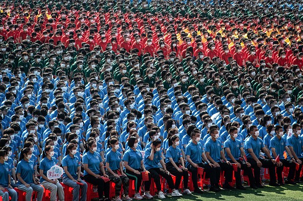 Студенты университета на церемонии открытия нового семестра в Ухане провинции Хубэй 10 сентября 2021 г. (STR/AFP via Getty Images)