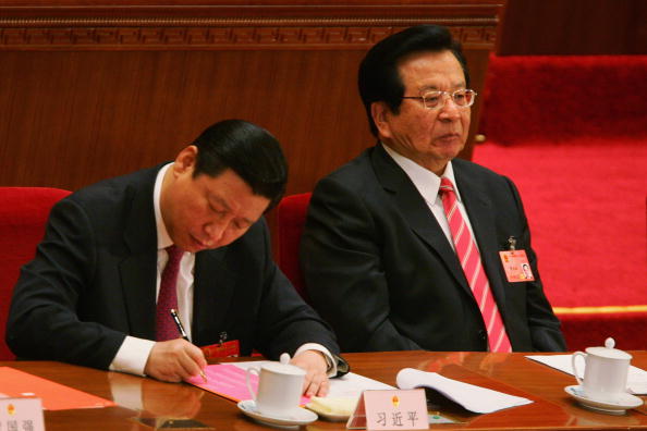 Цзэн Цинхун (справа) смотрит, как член Политбюро Си Цзиньпин заполняет бюллетень во время пятого пленарного заседания Всекитайского собрания народных представителей в Доме народных собраний 15 марта 2008 года, Пекин, Китай. (Feng Li/Getty Images)