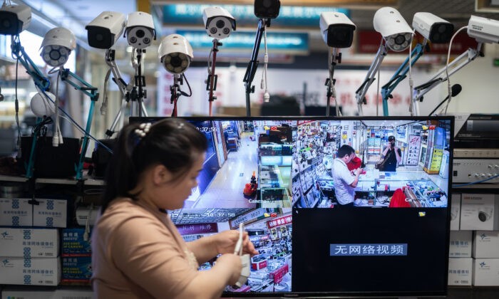 Камеры Hikvision в электронном торговом центре в Пекине, 24 мая 2019 г. (Fred Dufour/AFP via Getty Images) | Epoch Times Россия