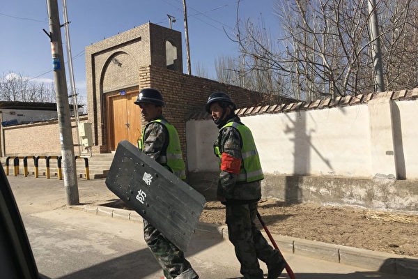 Полиция патрулирует улицу в округе Хотан, Синьцзян, 17 февраля 2018 года. (BEN DOOLEY/AFP/Getty Images)  | Epoch Times Россия