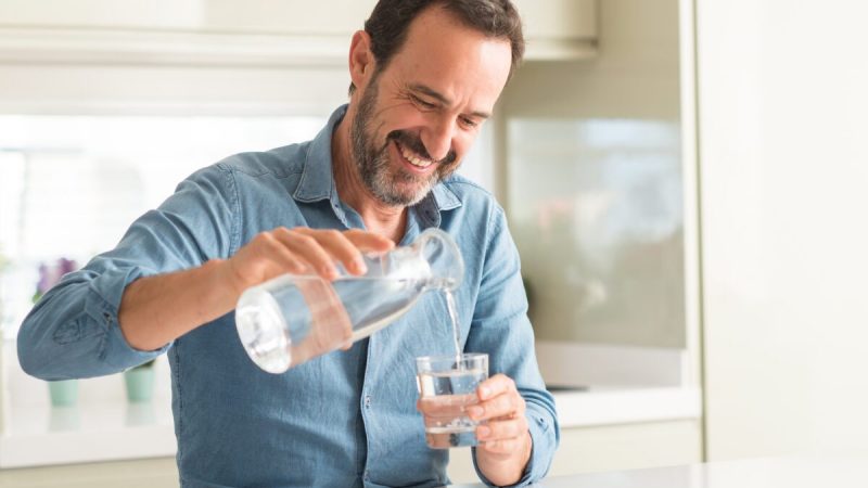 Питьевая вода полезна, и привычка постоянно пить воду также может влиять на нас с течением времени. (Shift Drive/Shutterstock)
 | Epoch Times Россия
