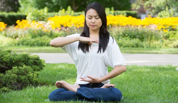 Фалунь Дафа содержит пять медитативных упражнений, которые помогают открыть ваши энергетические каналы, очистить тело, снять стресс, а также дарят душевный покой. (Изображение: Joffers951)