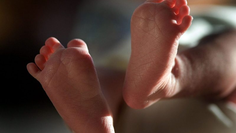 Архивное фото новорождённого. (Christopher Furlong/Getty Images) | Epoch Times Россия