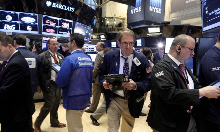 Трейдеры на площадке Нью-Йоркской фондовой биржи после открытия торговой сессии в районе Манхэттена Нью-Йорка 7 января 2016 г. (Brendan McDermid/Reuters) | Epoch Times Россия