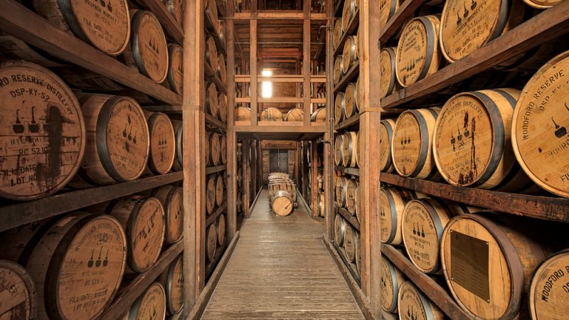 Бурбон выдерживается в бочках на винокурне Woodford Reserve в Версале, штат Кентукки (Danita Delimont/Shutterstock) | Epoch Times Россия