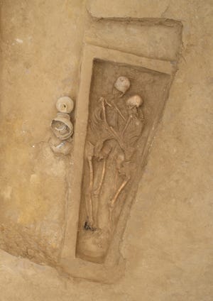 Скелеты лежали в обнимку, голова женщины покоилась на груди мужчины, а мужчина прислонил голову к голове женщины. (Изображение: Zhang via ‘International Journal of Osteoarchaeology’)