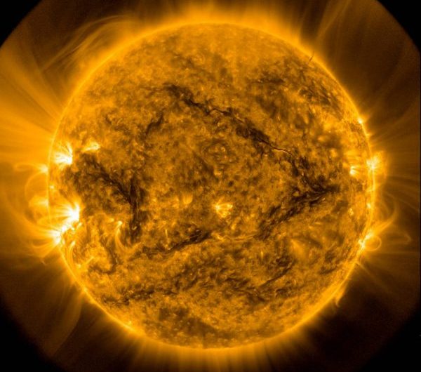 Солнечная корона намного горячее поверхности Солнца. (Изображение: Solar Dynamics Observatory via NASA)