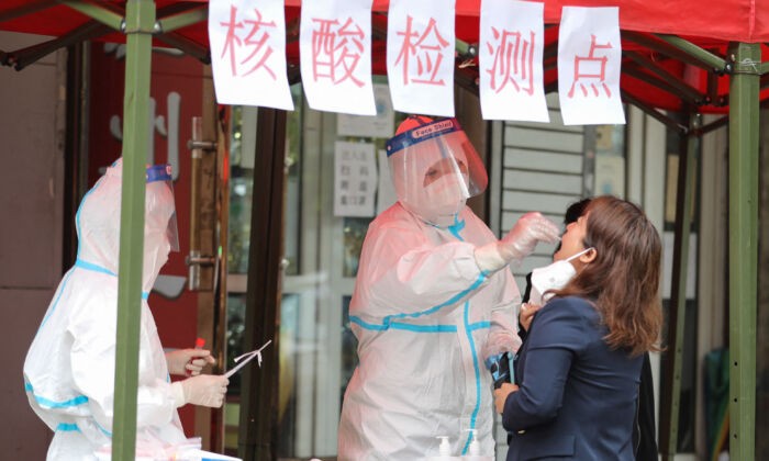 Жители проходят ПЦР-тест на COVID-19 в Харбине, провинция Хэйлунцзян, Китай, 22 сентября 2021 г. STR/AFP via Getty Images | Epoch Times Россия