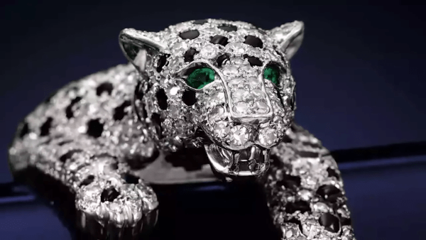 Пантера с ониксами и алмазами была подарком Уоллис Симпсон от бывшего короля Англии Эдуарда VIII (Image: Screenshot / YouTube)