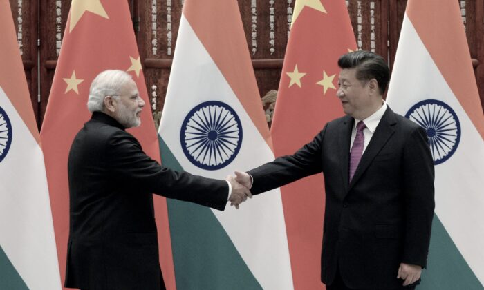 Премьер-министр Индии Нарендра Моди (слева) пожимает руку лидеру компартии Китая Си Цзиньпину (справа) в Ханчжоу, Китай, 4 сентября 2016 г. (Wang Zhou - Pool/Getty Images) | Epoch Times Россия