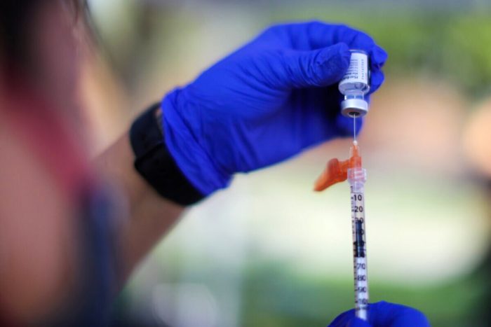 Десять штатов США подали в суд на Байдена за принуждение к вакцинации медработников