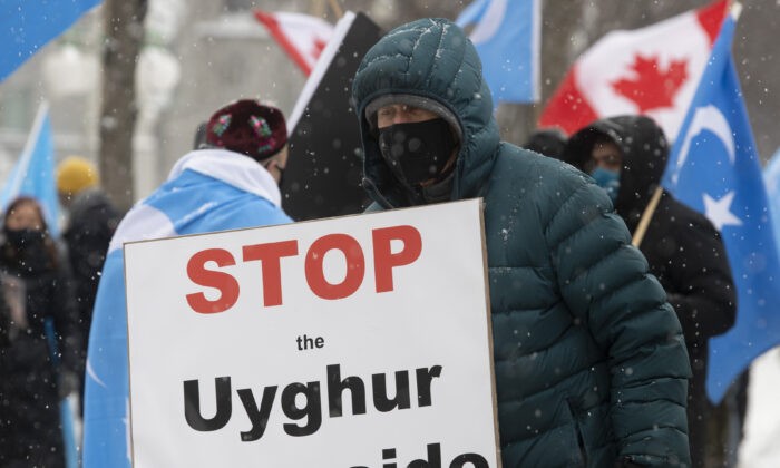 Протестующие собираются у здания парламента в Оттаве 22 февраля 2021 года, когда депутаты проголосовали за предложение, призывающее Канаду признать действия Китая против этнических мусульман-уйгуров геноцидом. The Canadian Press/Adrian Wyld | Epoch Times Россия