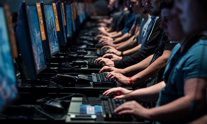Посетители играют на компьютере во время посещения выставки видеоигр Gamescom 2017 22 августа 2017 года в Кёльне, Германия. Lukas Schulze/Getty Images | Epoch Times Россия
