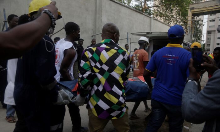 Спасатели достали тело погибшего на месте разрушенного 22-этажного строящегося жилого дома в Лагосе, Нигерия, 1 ноября 2021 г. (Sunday Alamba/AP Photo)