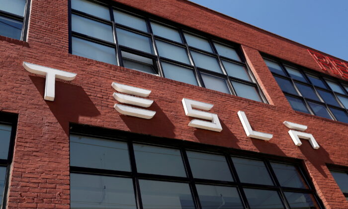 Логотип Tesla возле автосалона в Бруклинском районе Нью-Йорка 26 апреля 2021 г. (Shannon Stapleton/Reuters) | Epoch Times Россия