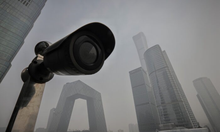 Камера наблюдения направлена ​​на террасу торгового центра с видом на центральный деловой район в Пекине, Китай, 5 ноября 2021 г. Thomas Peter / Reuters  | Epoch Times Россия