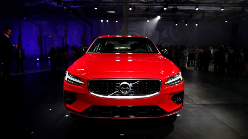 Автомобиль Volvo S60 демонстрируется во время открытия первого в США завода Volvo Cars в Риджвилле, штат Северная Каролина, 20 июня 2018 года. (Randall Hill/Reuters) | Epoch Times Россия