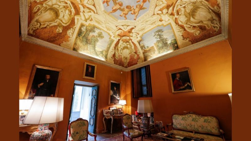 Общий вид комнаты с фресками на потолке работы итальянских художников, включая Гуэрчино и Доменикино, на вилле «Аврора», где находится единственная фреска Караваджо, в Риме, Италия, 16 ноября 2021 года. (Remo Casilli/Reuters) | Epoch Times Россия