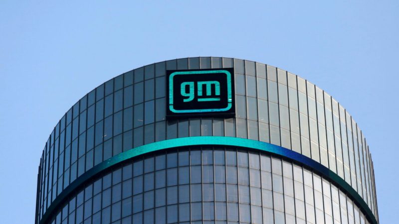Новый логотип GM на фасаде штаб-квартиры General Motors в Детройте, штат Мичиган, 16 марта 2021 г. Фото: Rebecca Cook / Reuters
 | Epoch Times Россия