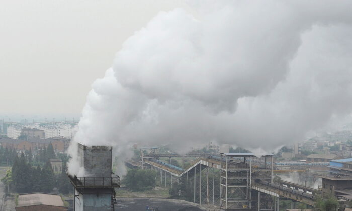 Коксовый завод в Хэфэй, провинция Аньхой, Китай, 2 октября 2010 г. Stringer / Reuters | Epoch Times Россия