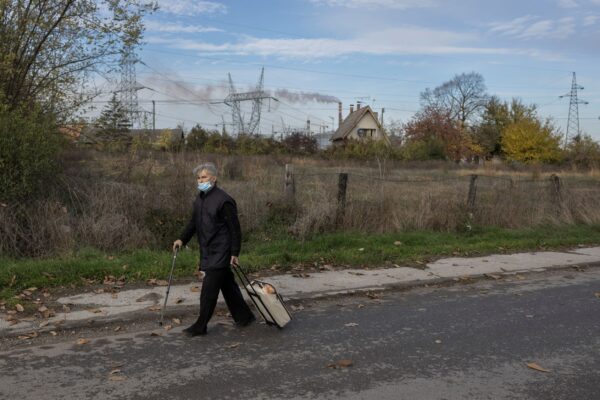 Женщина идёт по улице возле китайского сталелитейного завода HBIS Serbia в деревне Ралья, недалеко от города Смедерево, Сербия, 3 ноября 2021 г. Marko Djurica / Reuters