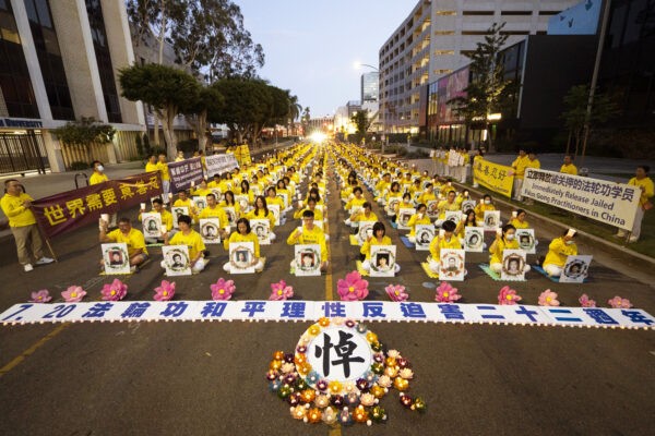 Практикующие Фалуньгун на пикете, посвящённом 22-й годовщине преследования в Китае, в Лос-Анджелесе, Калифорния, 18 июля 2021 г. Courtesy of Debora Cheng