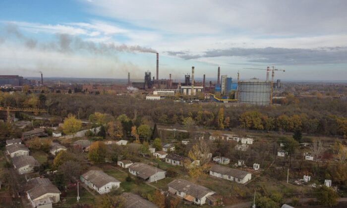 Вид на китайский сталелитейный завод в деревне Радинац, недалеко от города Смедерево, Сербия, 3 ноября 2021 г. Marko Djurica / Reuters | Epoch Times Россия