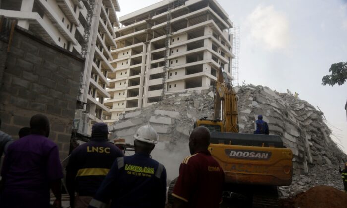 Спасатели на месте обрушения строящегося 22-этажного жилого дома в Лагосе, Нигерия, 1 ноября 2021 г. (Sunday Alamba /AP Photo)