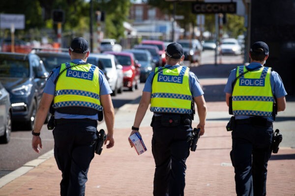Полиция патрулирует клинику COVID-19 в Инглвуде, где представители общественности стояли в очереди более двух часов в Перте, Австралия, 1 февраля 2021 г. Matt Jelonek/Getty Images