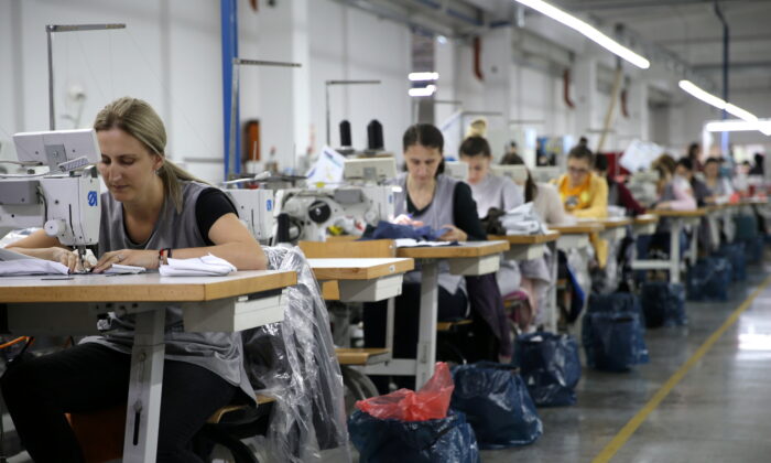 Обувная фабрика Dermal в Котор-Варос, Босния и Герцеговина, 8 ноября 2021 г. Dado Ruvic / Reuters | Epoch Times Россия