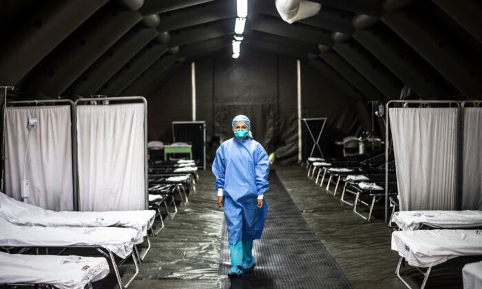 Специалист входит в мобильное отделение, созданное Министерством здравоохранения Перу в больнице Иполито Унануэ в Лиме, 27 февраля 2020 г. Ernesto Benavides/AFP via Getty Images | Epoch Times Россия
