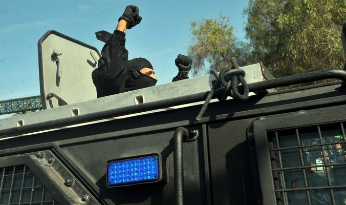 Сотрудник службы безопасности Туниса сообщает об освобождении заложников и убийстве двух боевиков, 17 марта, 2015 год. Фото: FETHI BELAID/AFP/Getty Images | Epoch Times Россия