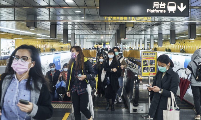 Пассажиры в масках на железнодорожной станции в Тайбэе, Тайвань, 2 декабря 2020 г. An Rong Xu / Getty Images | Epoch Times Россия
