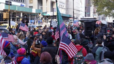 Тысячи жителей Нью-Йорка протестуют против вакцинации детей