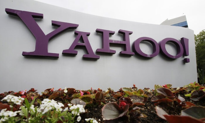Логотип Yahoo отображается за пределами офисов в Санта-Кларе, Калифорния, 18 апреля 2011 г. Paul Sakuma/AP Photo | Epoch Times Россия