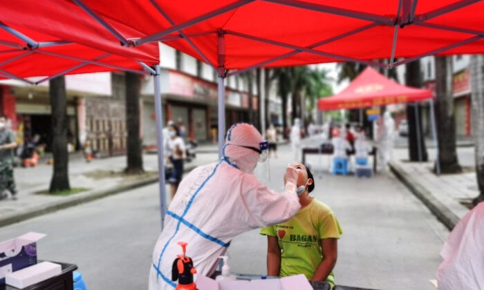 Житель проходит ПЦР-тест на Covid-19 в городе Жуйли, граничащем с Мьянмой, в юго-западной китайской провинции Юньнань, 5 июля 2021 г. STR/AFP via Getty Images / China OUT | Epoch Times Россия
