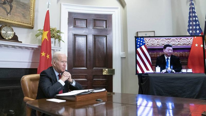 Президент США Джо Байден и председатель КНР Си Цзиньпин (на экране)
© EPA-EFE/SARAH SILBIGER/POOL | Epoch Times Россия