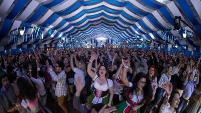 В Бразилии возобновляются праздничные фестивали в связи с ослаблением ограничений
