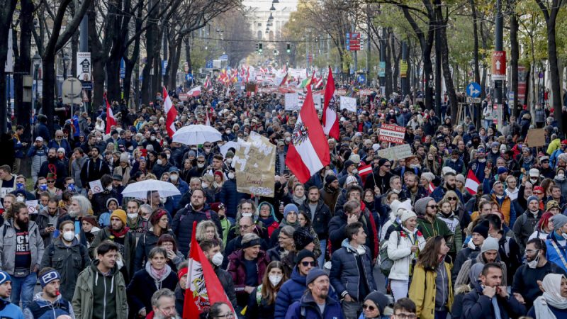 Сотни людей принимают участие в демонстрации против введения в стране ковидных ограничений в Вене, Австрия, 20 ноября 2021 года. (Lisa Leutner/AP Photo) | Epoch Times Россия