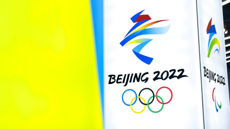Логотипы зимних Олимпийских и Паралимпийских игр 2022 года в Пекине в центре для посетителей на территории зимних олимпийских объектов в Яньцине на окраине Пекина, 5 февраля 2021 года. (Mark Schiefelbein/AP Photo)  | Epoch Times Россия