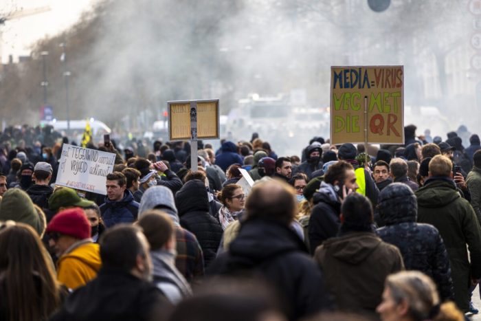 В Европе протесты против антиковидных мер перерастают в массовые беспорядки