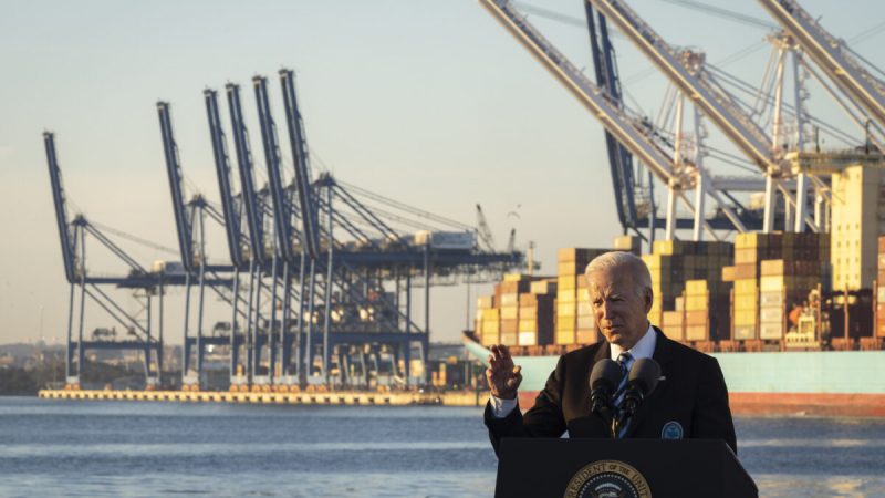 Президент США Джо Байден говорит о недавно принятом законе об инфраструктурных инвестициях на сумму ,2 трлн и рабочих местах в порту Балтимора 10 ноября 2021 года в Балтиморе, штат Мэриленд. (Drew Angerer/Getty Images) | Epoch Times Россия